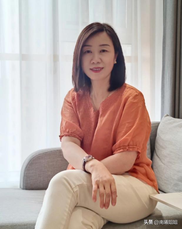 等你到了五六十岁，尽量不要穿花裙、老年衫，换成这样打扮更时尚