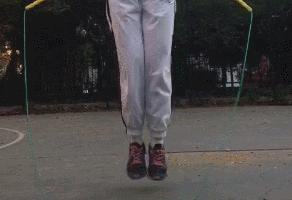 跳绳技巧教学跳绳怎么才能不绊绳,跳绳的正确姿势和标准动作小孩