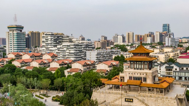 大爷挥动马扎砸倒男子后续,男子挑衅老人被暴揍