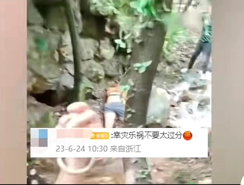 “看，一个死人”，大妈微笑和“尸体”合影