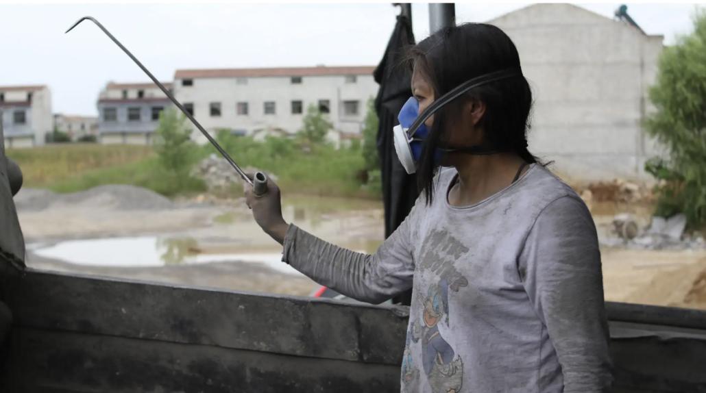 水泥妹曾遭央视痛批,2017年水泥妹扛水泥视频