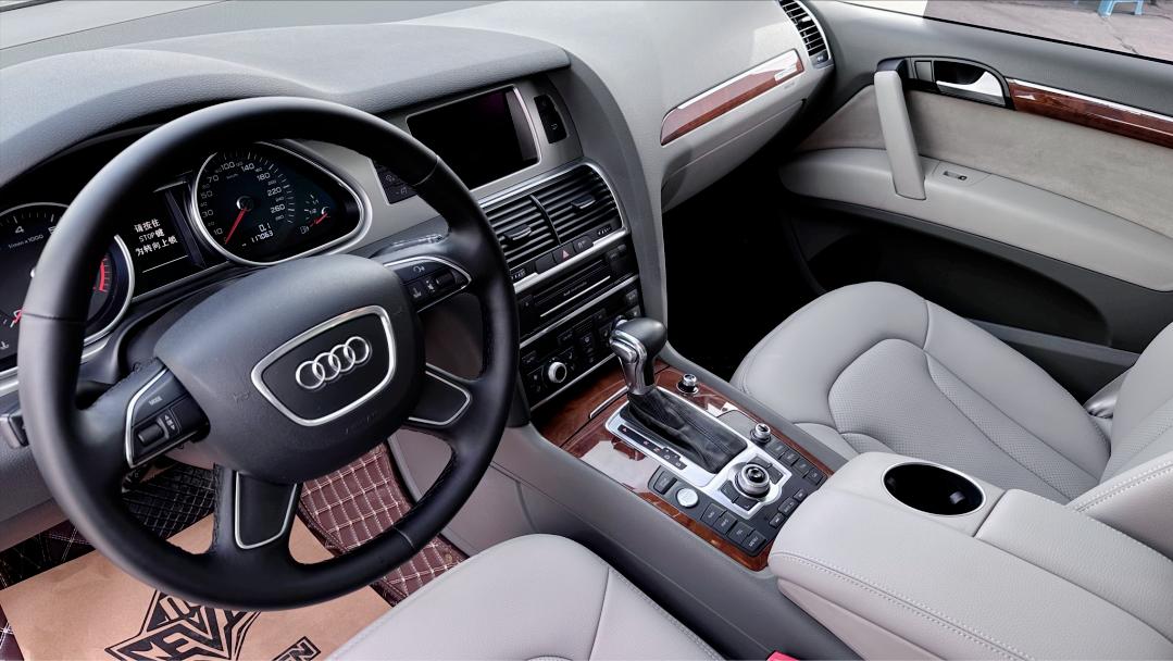 奥迪q7报废厂,老款奥迪q7出车祸