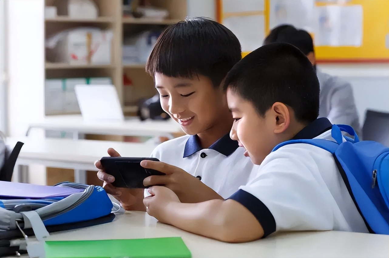 不给孩子玩手机发脾气怎样教育,孩子玩手机撒泼打滚怎么教育