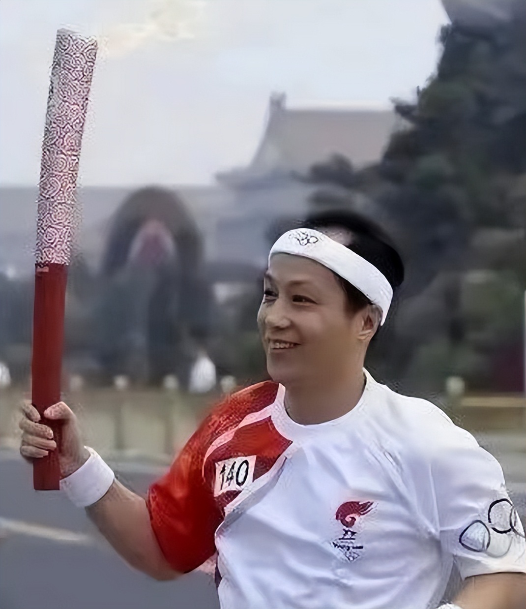 罗京去世后妻子和儿子的现状,罗京死后妻子哭的视频