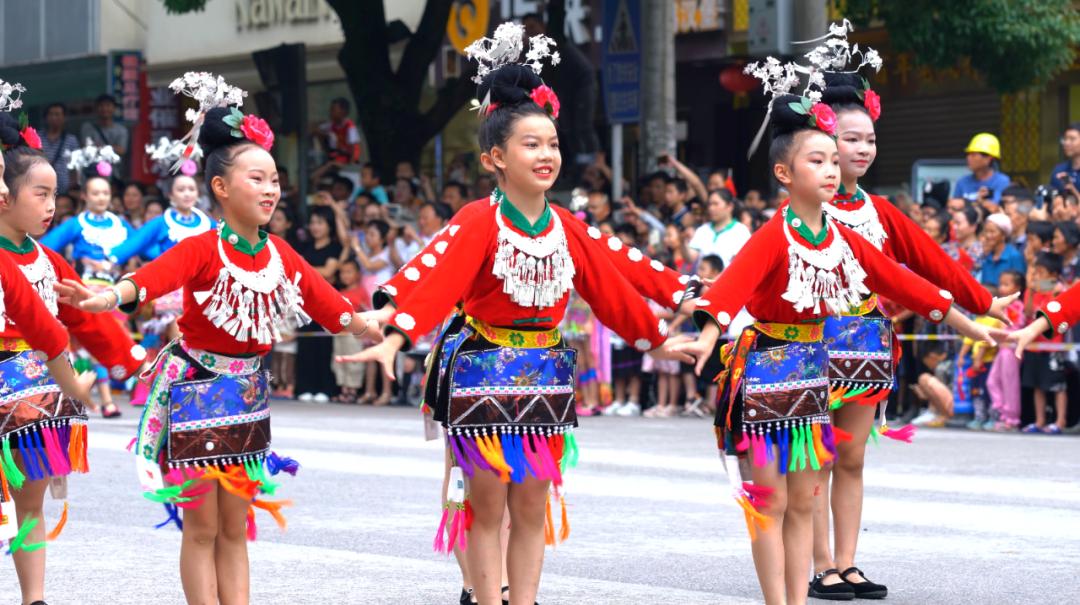 超震撼走秀场面,村超民族走秀完整版