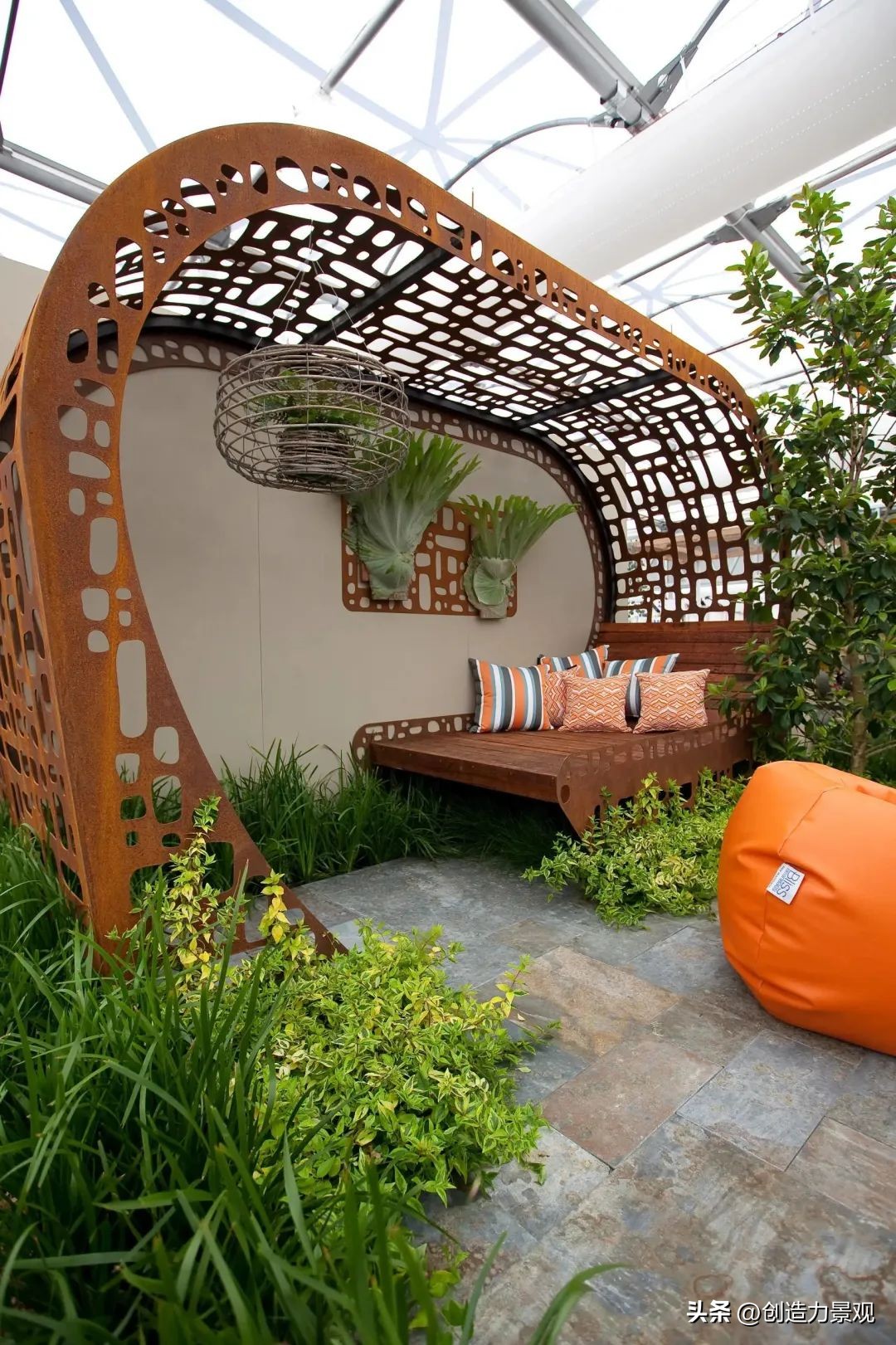 越“锈”越惹人爱的耐候钢，在庭院造景中也被广泛应用着