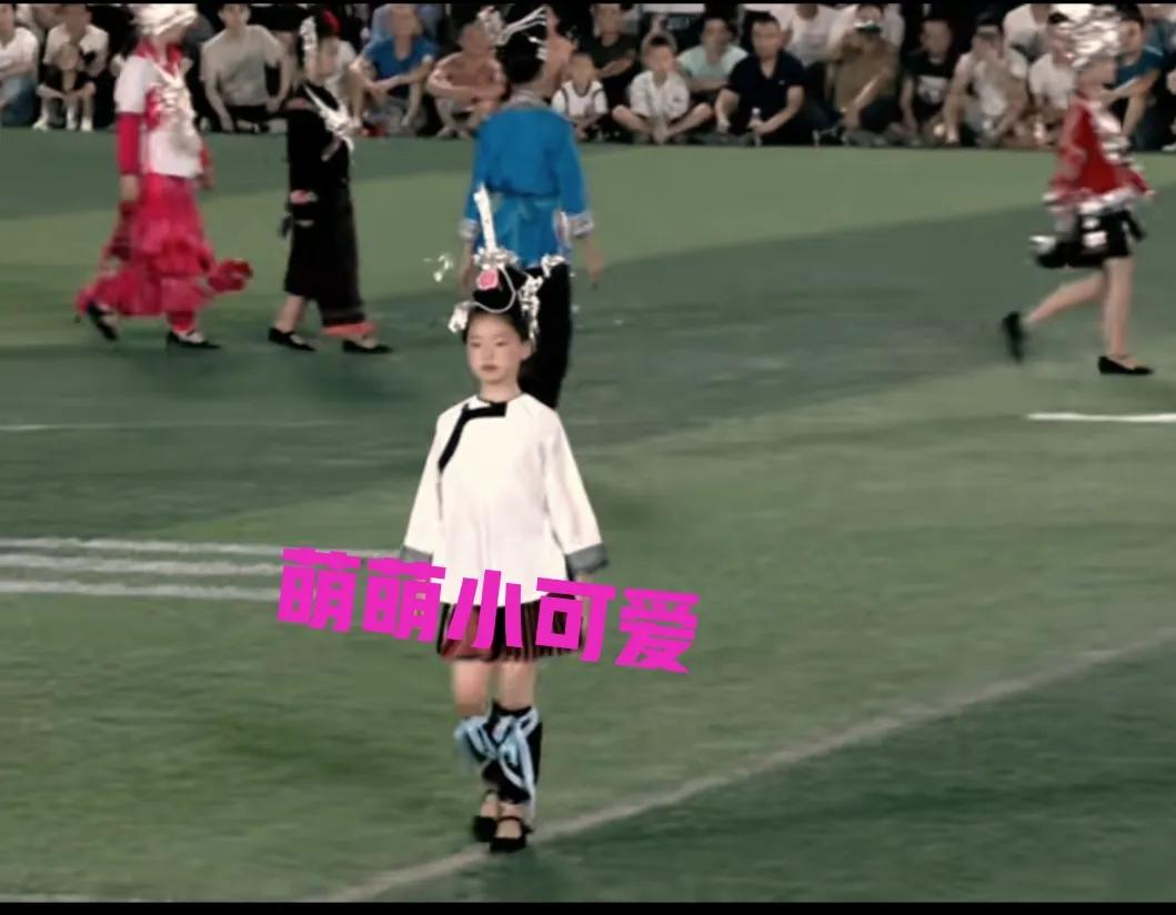 村超足球宝贝走秀,村超民族时装秀