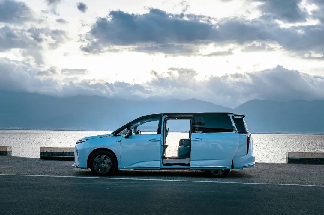 上汽大通mifa9最低配测评,上汽大通mifa9纯电版试驾