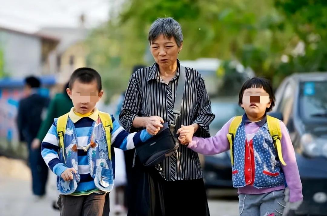 2010年失独60岁的母亲生下双胞胎,失独母亲60岁生双胞胎如今怎样