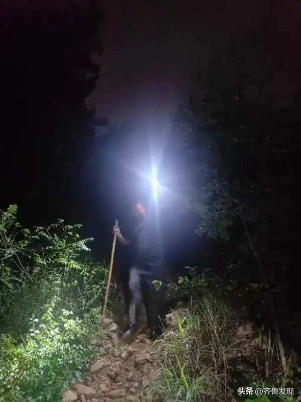 游客被困山中紧急救援,游客深夜被困山顶民警连夜救援