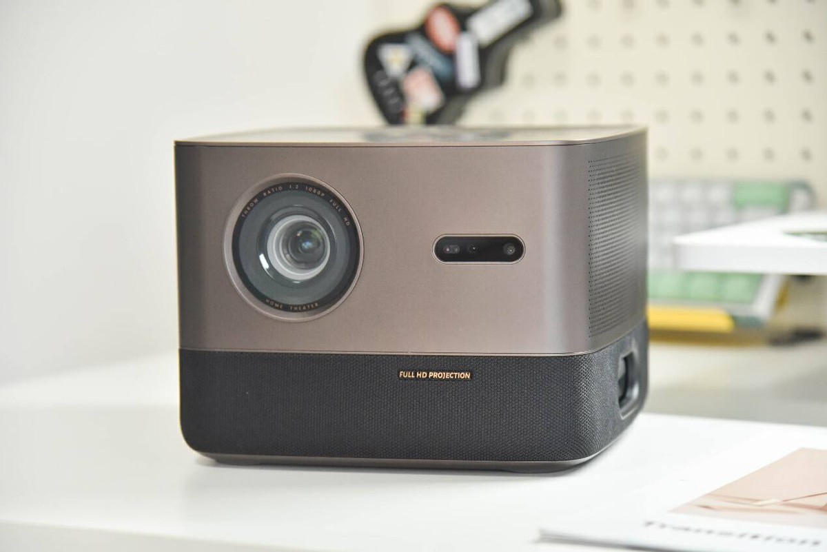 有它，挤啥电影院？AOCL1智能投影实测：2500ANSI流明+帝瓦雷调音