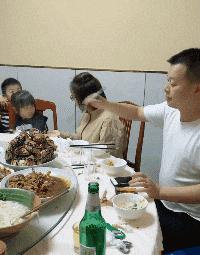 搞笑gif谁这么有才把车开上房顶了,搞笑gif段子这车开出去也太拉风了