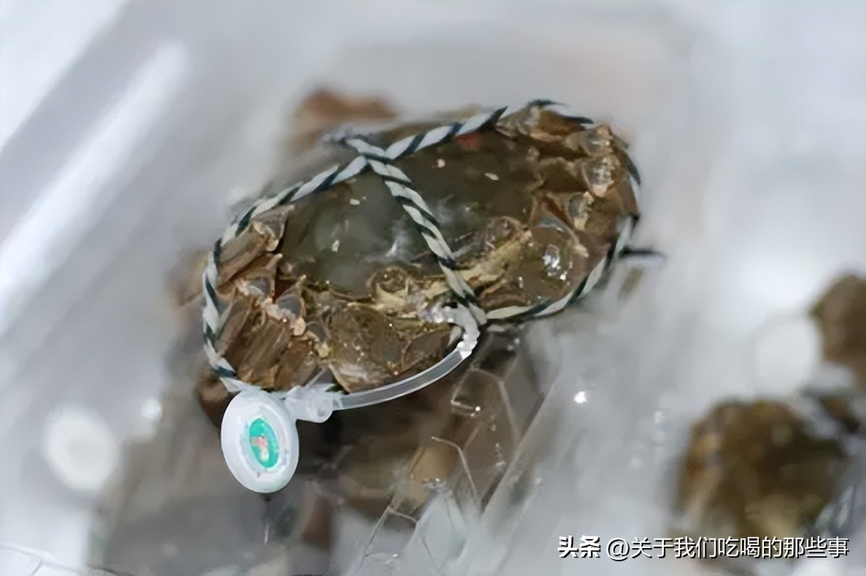 买回来的螃蟹怎样保存会肥,保存螃蟹放水盆里