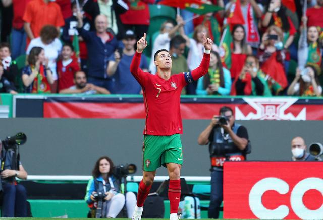 c罗入选国家队母亲晒7号球衣,c罗的4个孩子与乔治娜