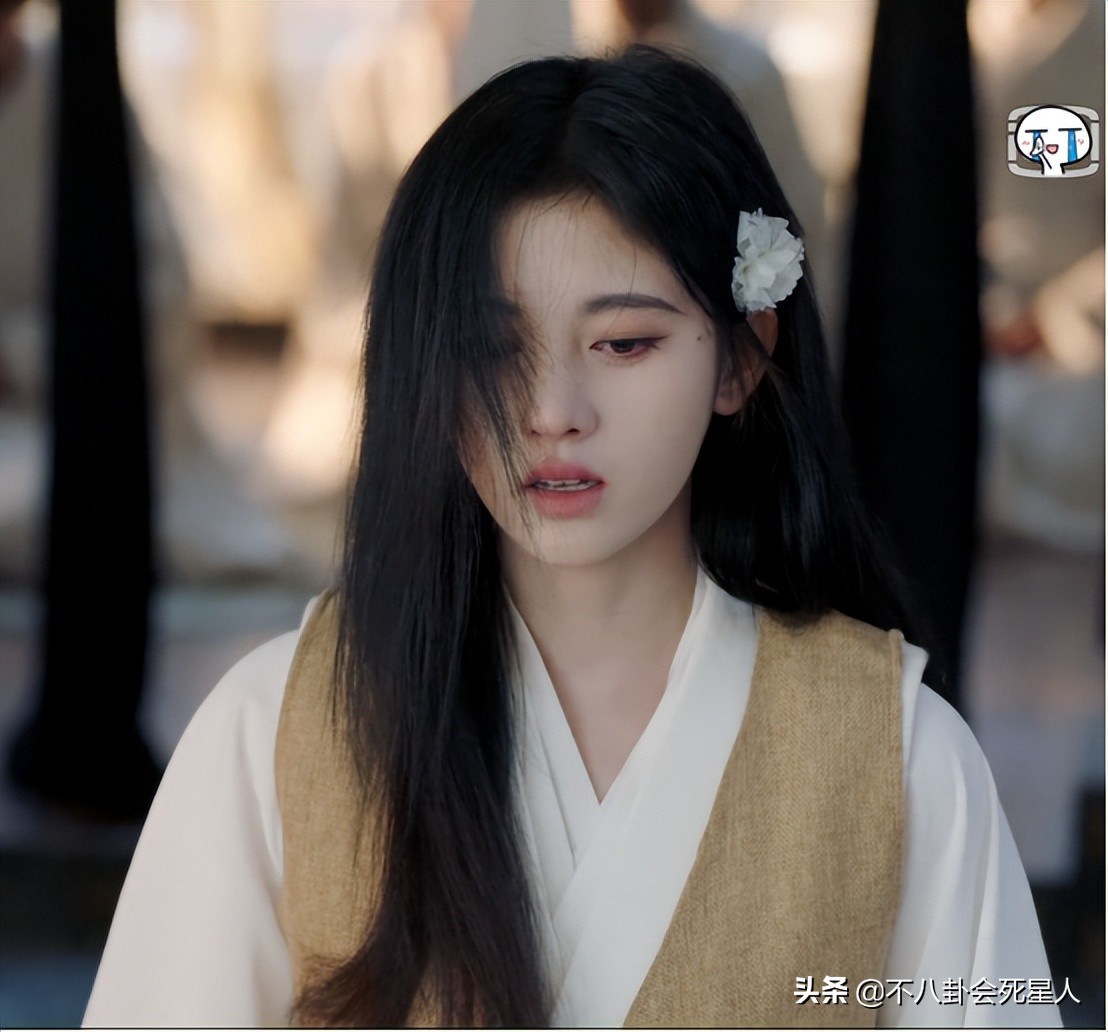 鞠婧祎8大离谱妆容：吐血不敢弄花半永久妆，守丧也要浓妆涂红唇