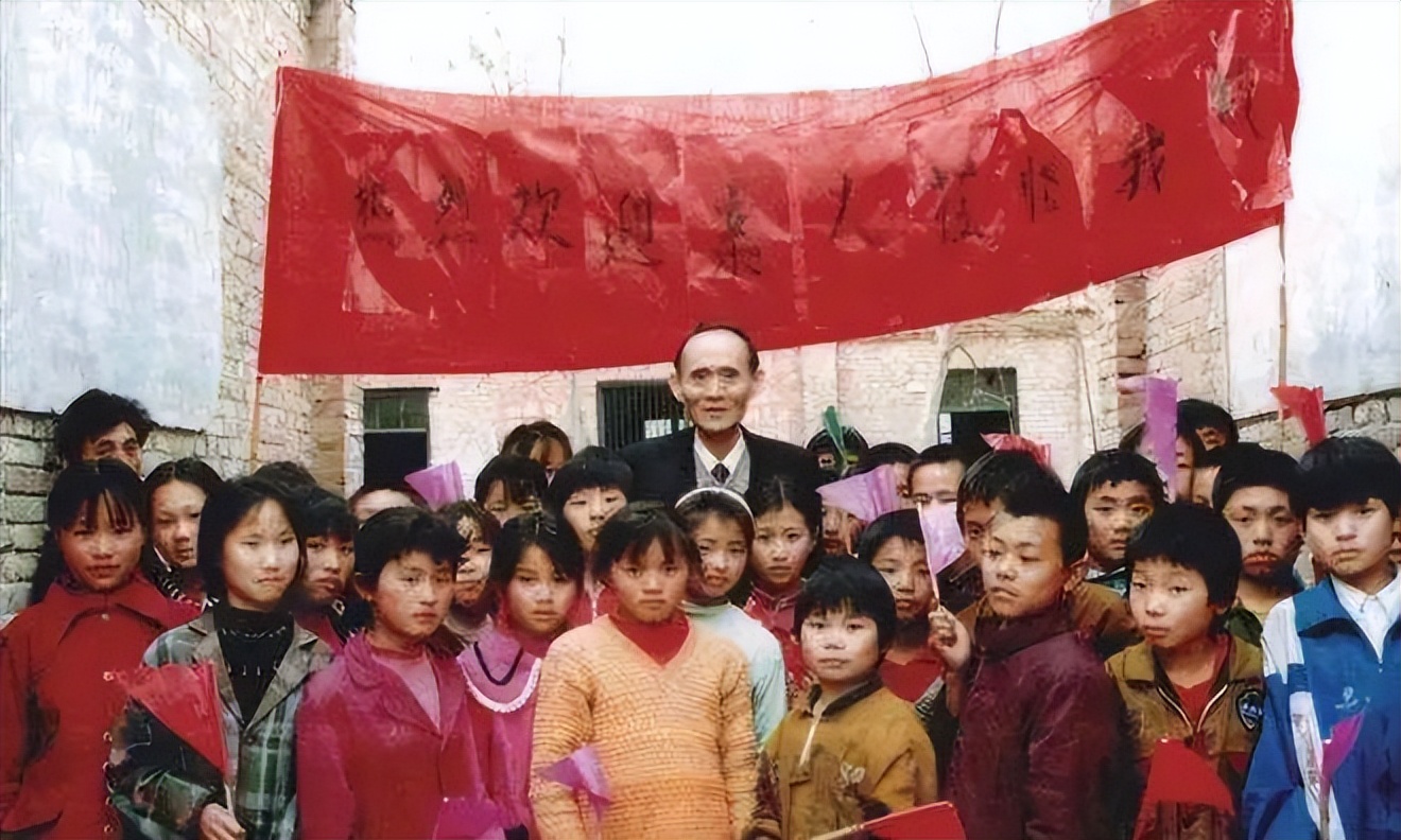 92年香港机场检测仪突然报警,安保拦住台湾律师,搜包后当即报警