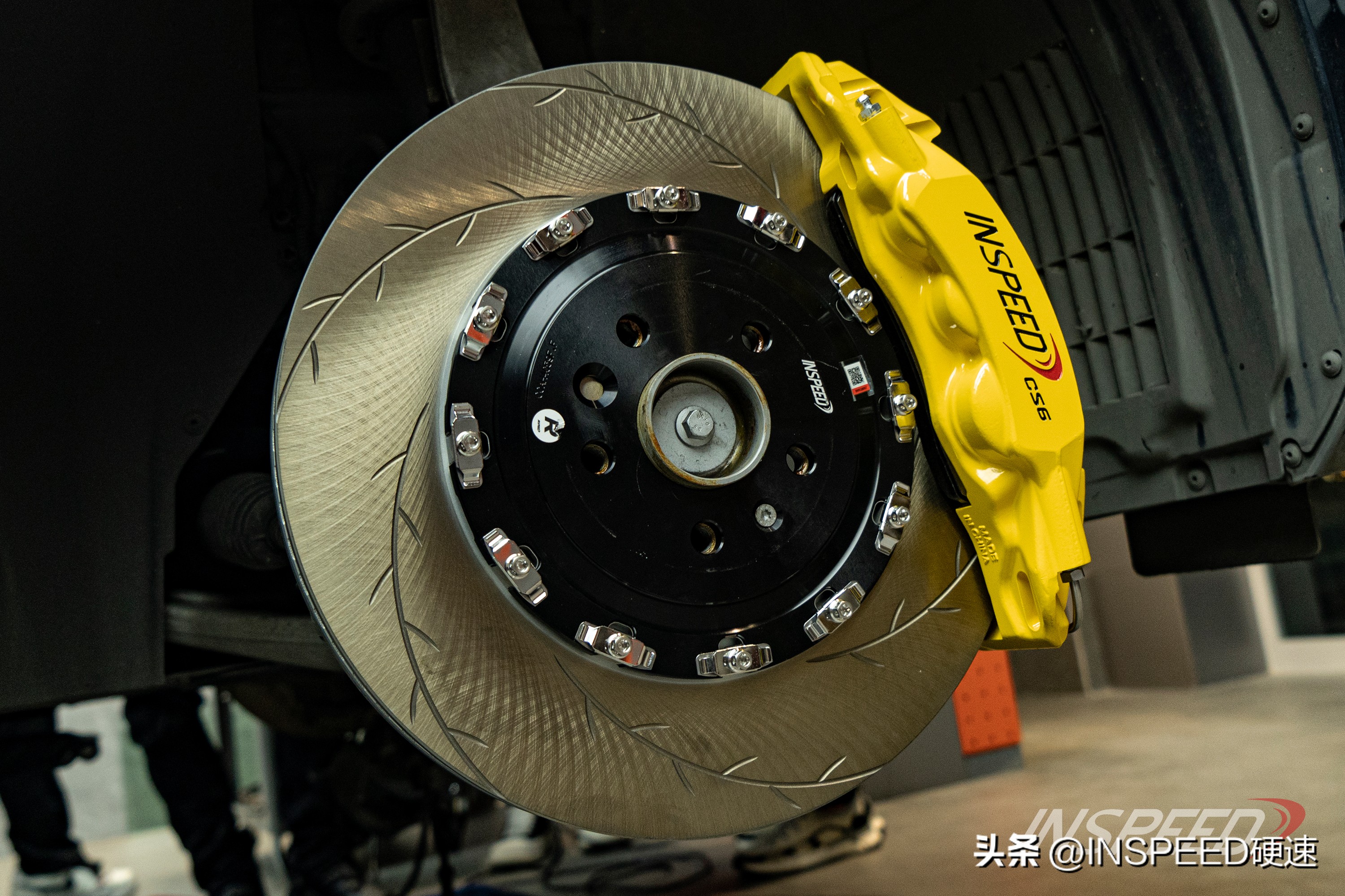 男孩过生日女孩送了一辆奥迪,男孩过生日女孩送车