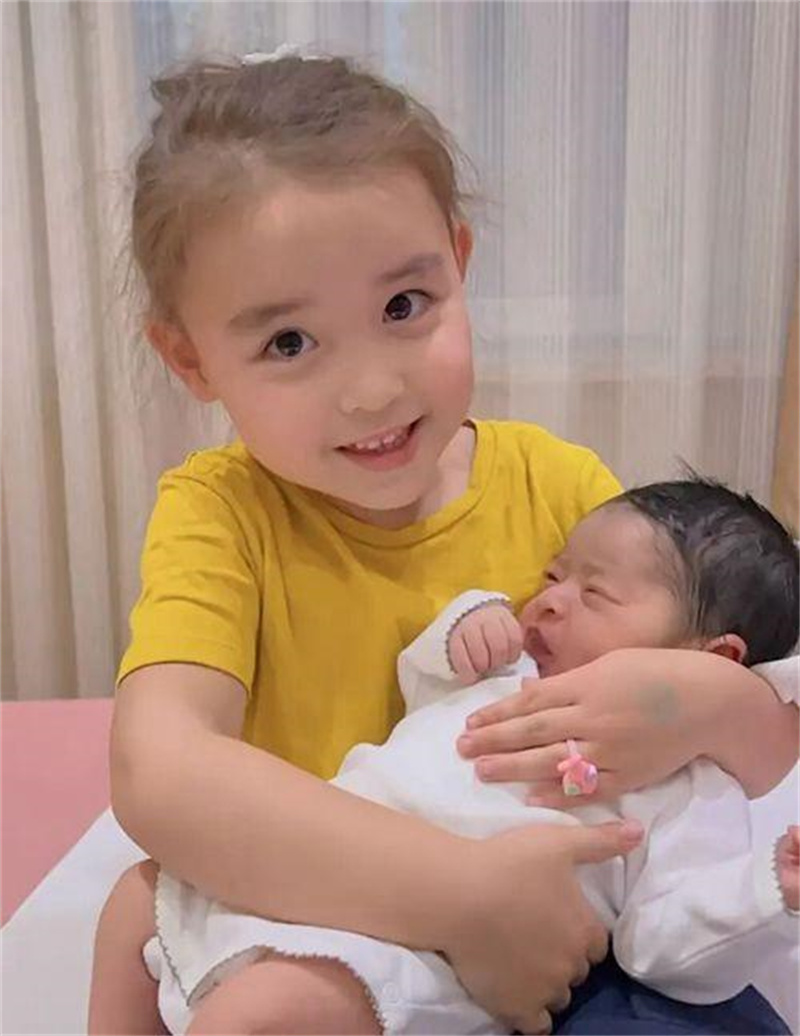 女总裁花50万生下孩子,26岁女总裁生了五国混血