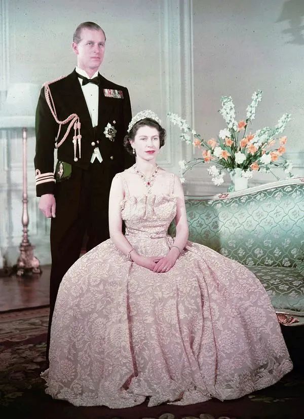 羡慕英王室“传家宝”数不胜数？学会这几招，你的珠宝盒也能常戴常新