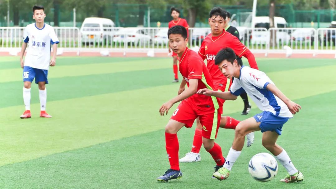 青春飞扬足球赛场,省运会田径场上青春激扬