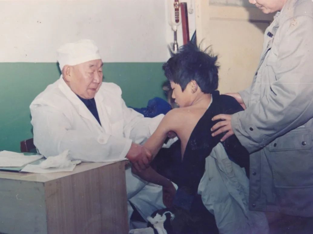 81岁老人胯骨骨折,83岁老人胯骨骨折可以手术吗