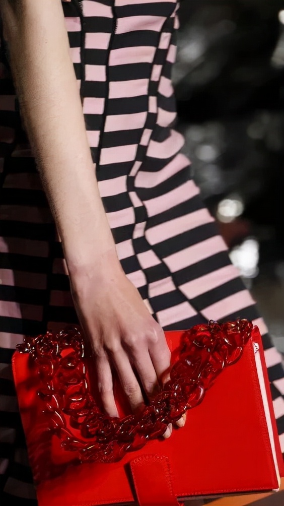 看完了Chanel富贵儿玳瑁，我默默放下了手中的皮质金链...