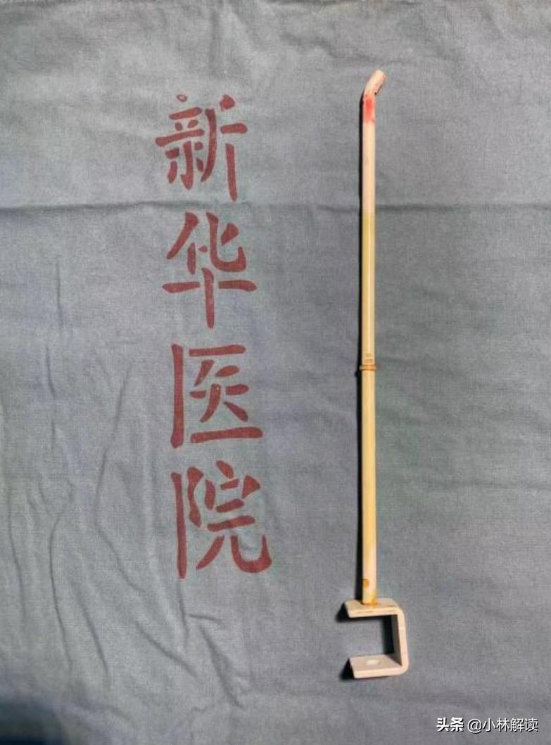 孩子被木棍插入脑中抢救无效死亡,小女孩逛商场摔倒被铁棍刺入大脑