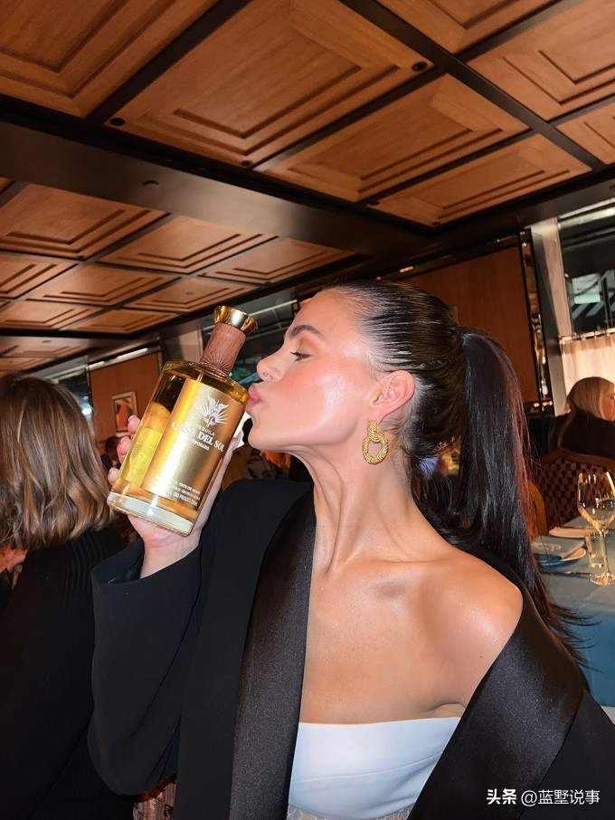 詹妮弗洛佩兹穿彩灯照片,好莱坞女星自律詹妮弗洛佩兹