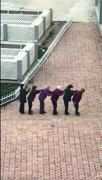 姑娘这么可爱竟然当保安，大叔都忍不住多看两眼，太屈才了: