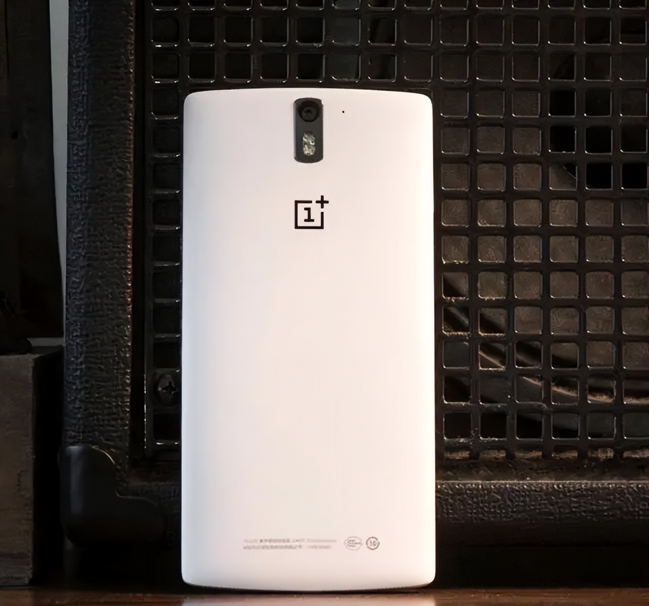 手机岩晶玻璃和陶瓷玻璃哪个好,纳米陶瓷好还是高硼硅玻璃好