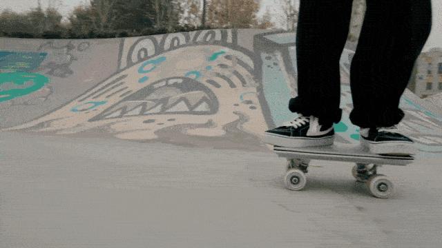 正面硬扛350斤杠铃足球飞射花式滑板，结局看傻了