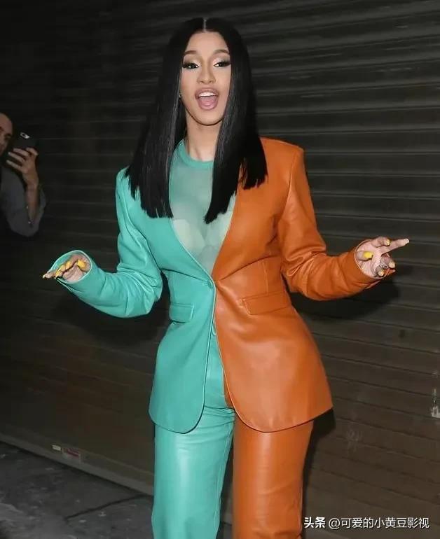 脱鞋打架的彪悍女，却因为登上中国新闻欢欣不已，卡姐还真的可爱