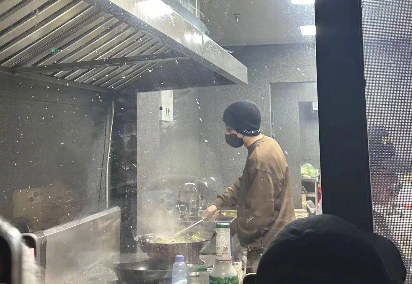 网曝顶流男星劈腿冷暴力,顶流男星被扒出有小女友