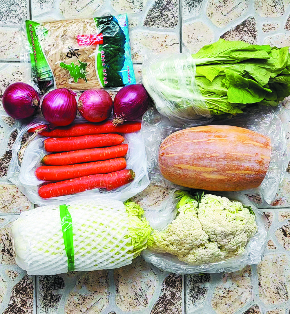 南岸区泰正花园一居民传递正能量，帮居民买菜送菜还不收钱，“之前朋友帮了我，让爱心流动起来”