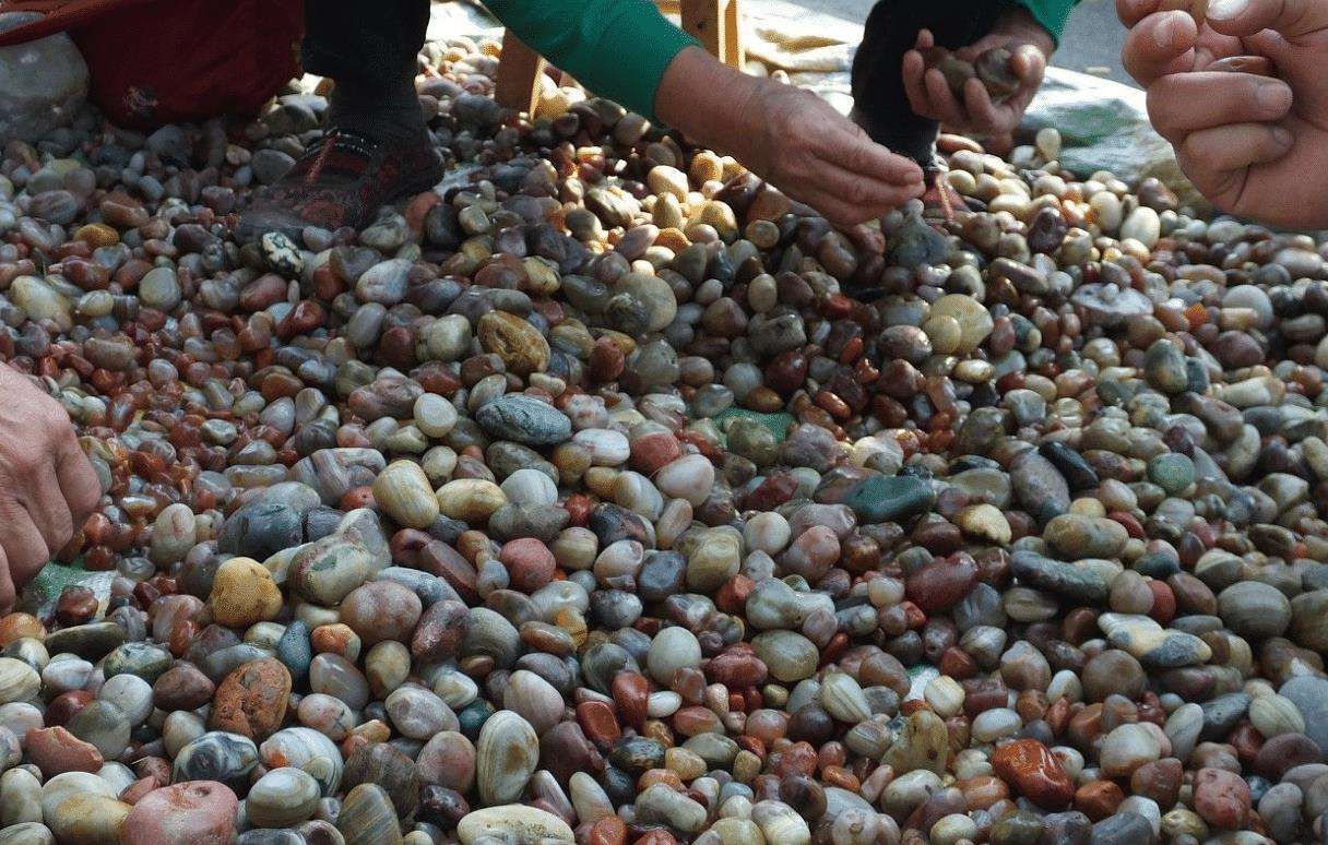 内蒙古遍地半透明石头,内蒙古发现玛瑙