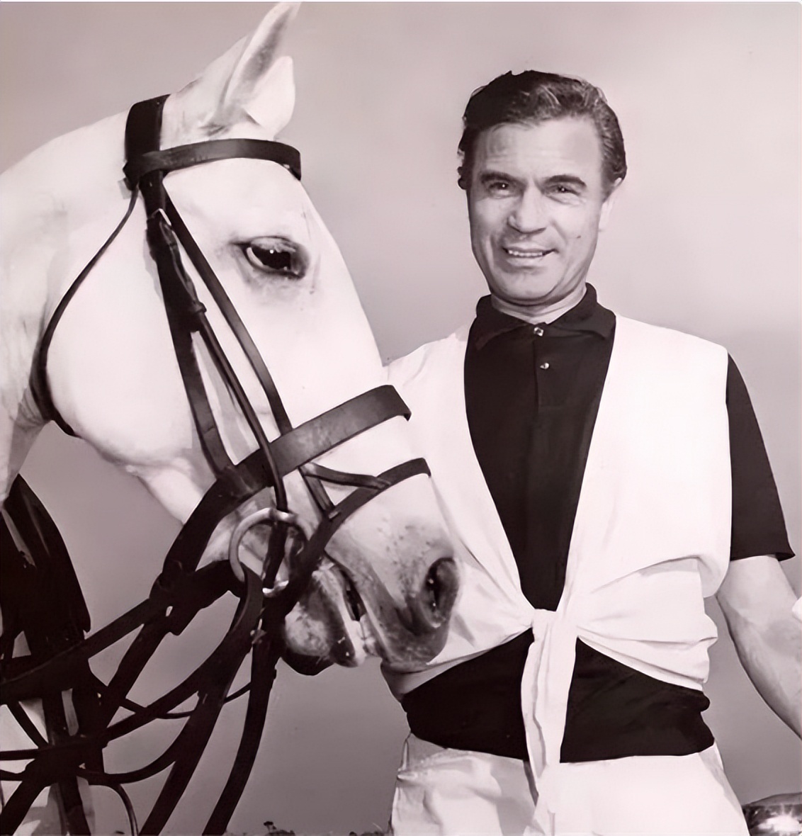 “软饭王”鲁维罗萨：娶过5位富婆，被送轰炸机和超跑，56岁身亡