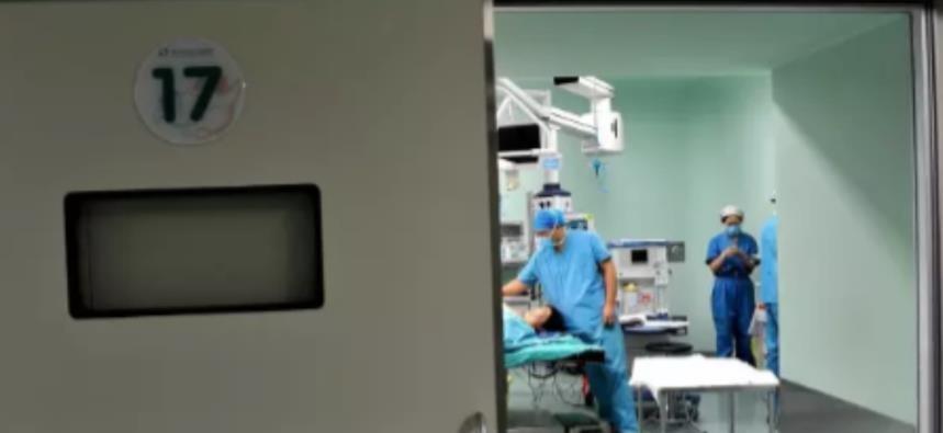 21岁女孩做人流被围观，被4名男医生嘲笑*处私**，医院：镶钻石了？