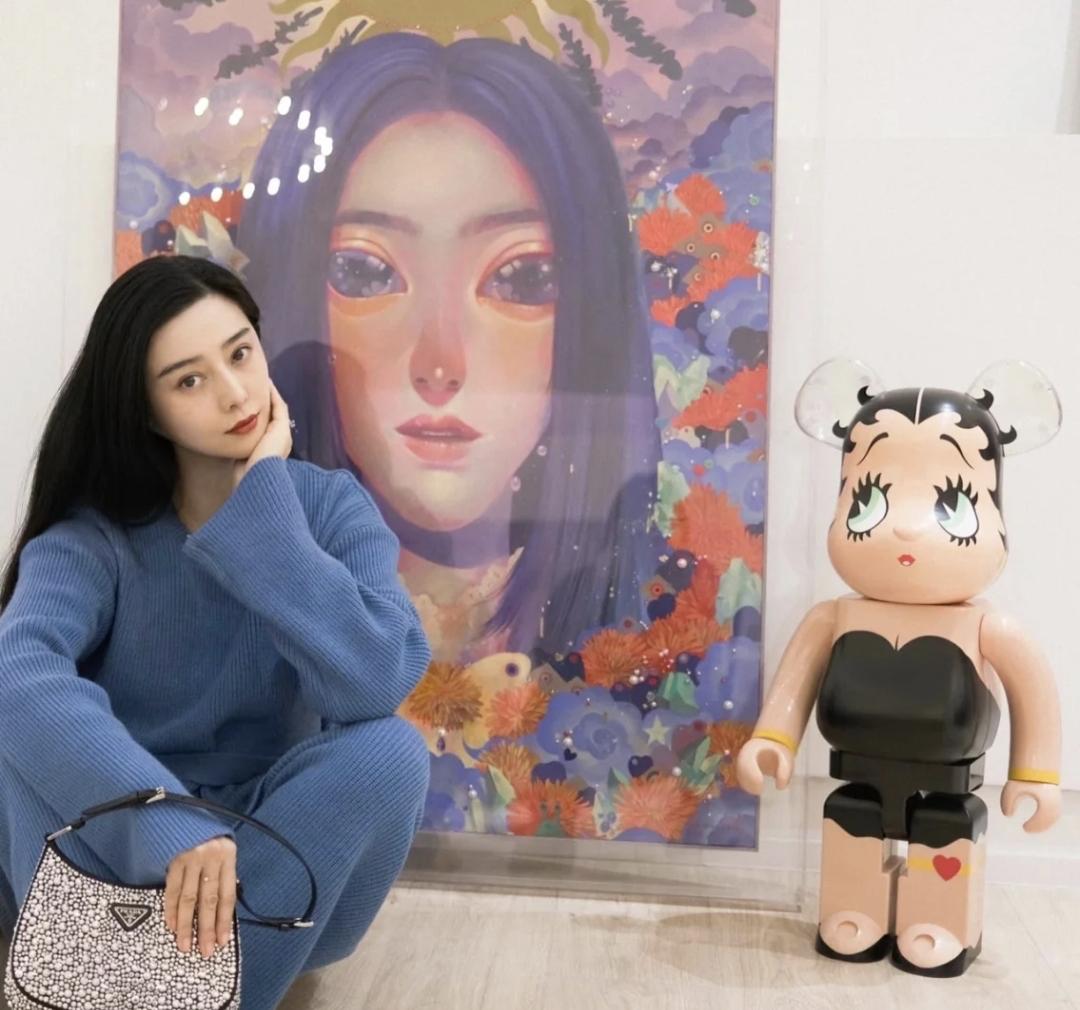 范冰冰穿连衣裙现身手上戒指抢眼,范冰冰现身机场秀红宝石戒指