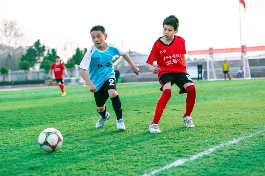 延期却不失约“美丽乡村足球季”志愿者和球队一起完成“加时赛”