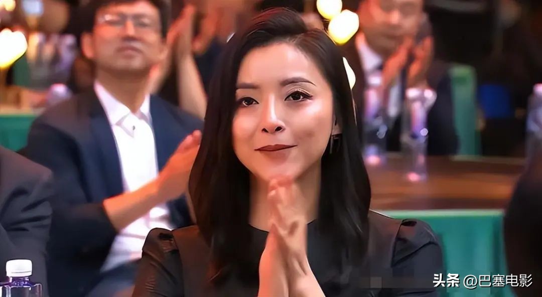 赵丽颖眼睛发炎上台领奖侧面照片,赵丽颖领奖神图高清照片