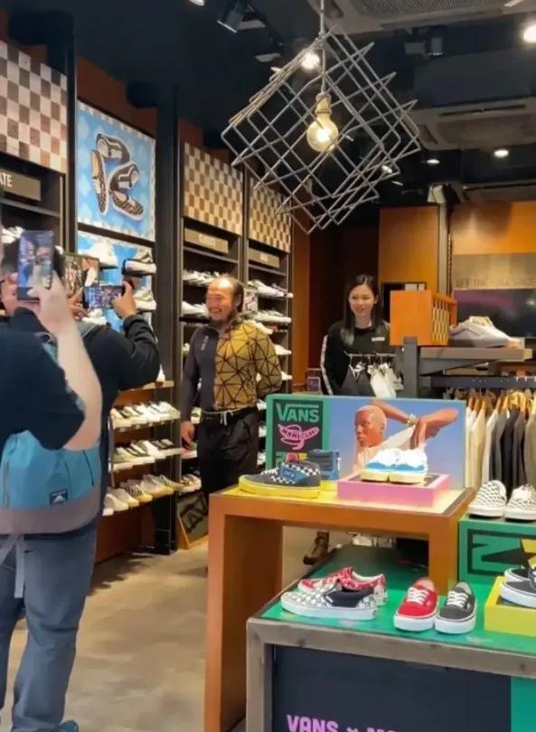 90后阿秋自行车,网红阿秋骑行香港自行车被偷