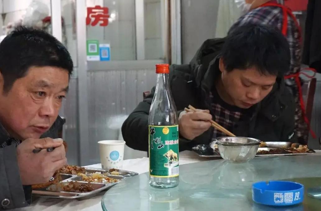 牛栏山明明是“酒精酒”，却能年销过百亿，究竟是谁在为它买单？