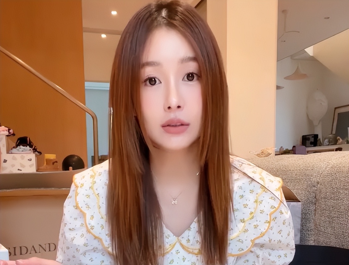 张子萱陈赫一家四口现身机场,张子萱直播陈赫出镜视频