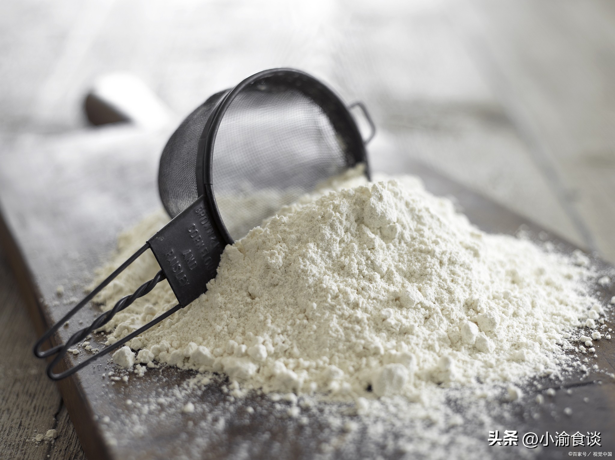 怎么辨别高筋粉还是低筋粉,高筋粉中筋粉低筋粉哪个更白