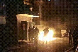 路遇火灾,突发火灾路过少年紧急灭火