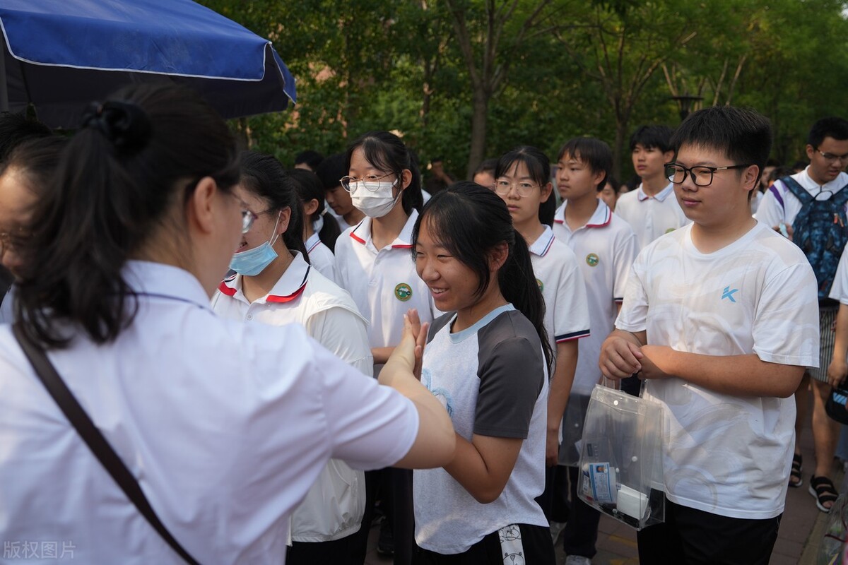 初二数学选万唯基础题还是必刷题,初中数学一本和万唯压轴题哪个好