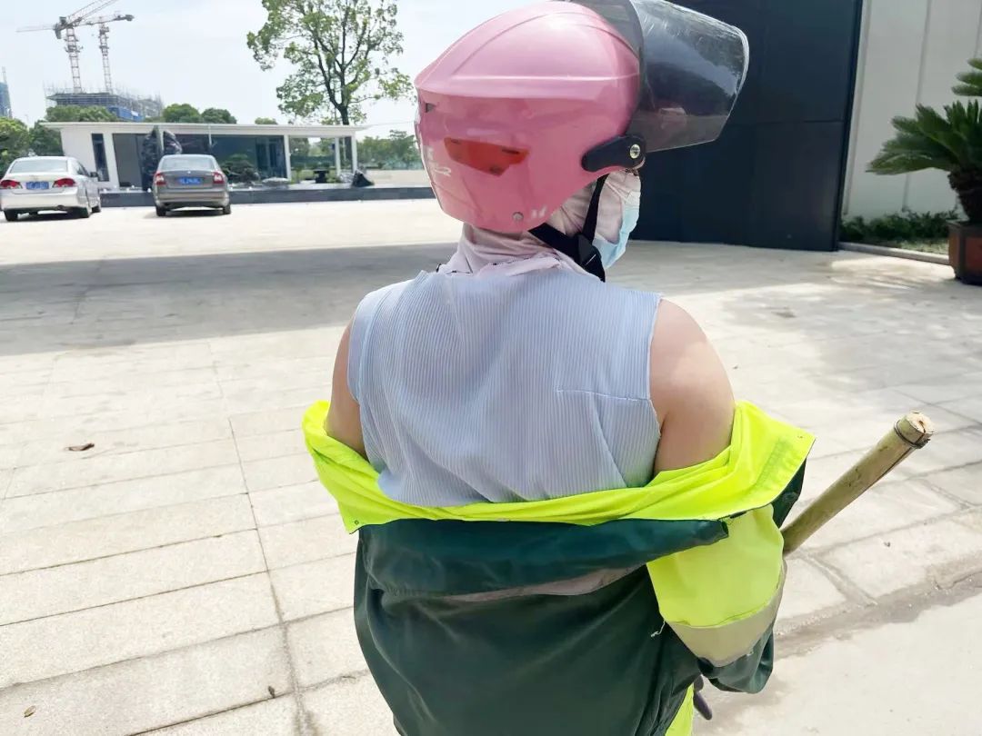 烈日下他们挥汗奋战,烈日下他们穿针引线