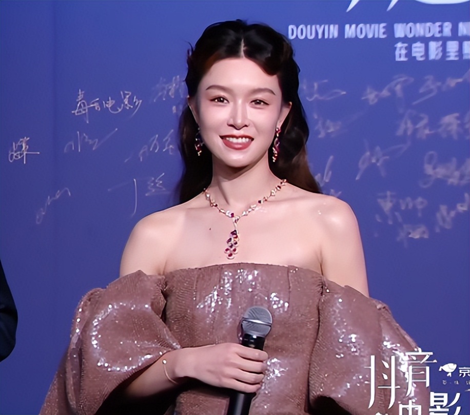 上海这一夜，内娱来了一大半，吴京谢霆锋拿大奖，冯小刚忙着交际