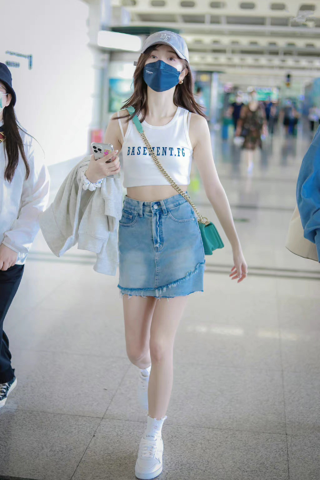 牛仔短裙怎么搭配显得好看,牛仔短裙怎样搭配好看