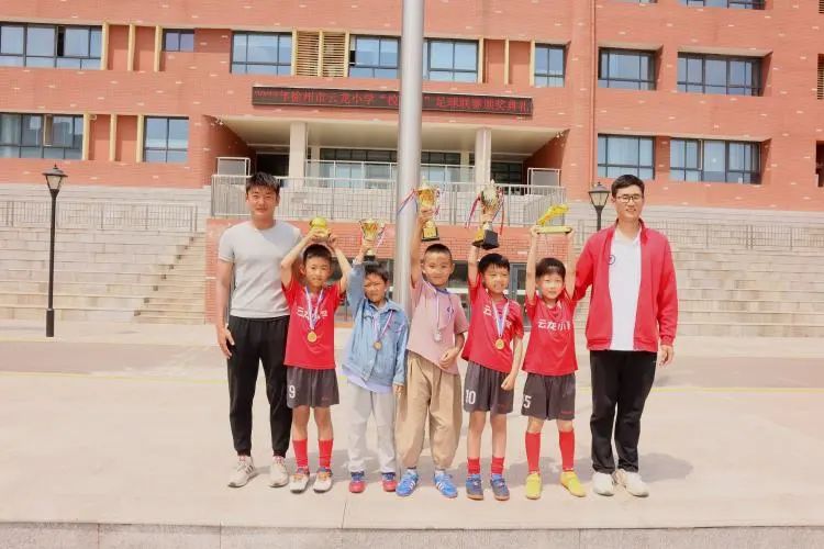 绿茵点燃梦想足球彰显青春,足球点燃梦想激情挥洒青春